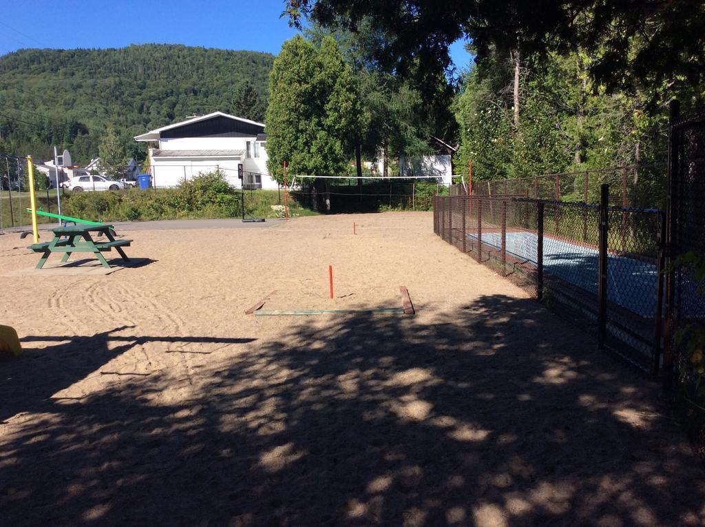 Camping Le 4 Chemins LʼAnse-Saint-Jean Oda fotoğraf