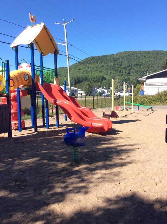 Camping Le 4 Chemins LʼAnse-Saint-Jean Oda fotoğraf