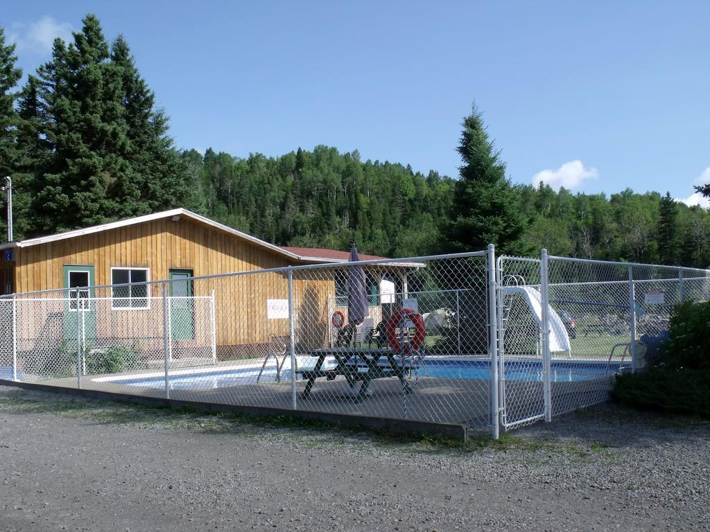 Camping Le 4 Chemins LʼAnse-Saint-Jean Oda fotoğraf