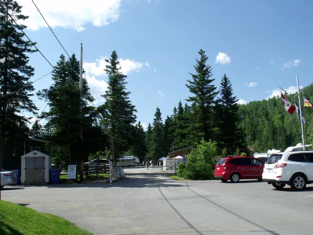 Camping Le 4 Chemins LʼAnse-Saint-Jean Oda fotoğraf