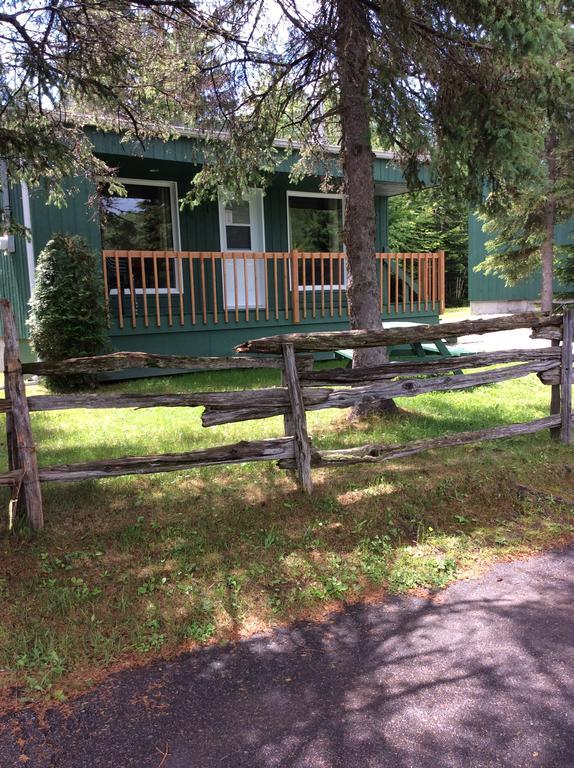 Camping Le 4 Chemins LʼAnse-Saint-Jean Dış mekan fotoğraf