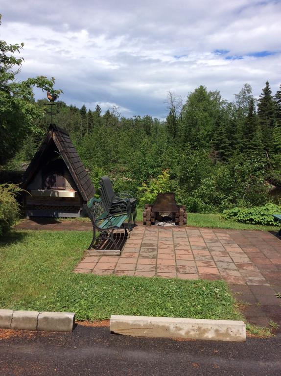 Camping Le 4 Chemins LʼAnse-Saint-Jean Dış mekan fotoğraf